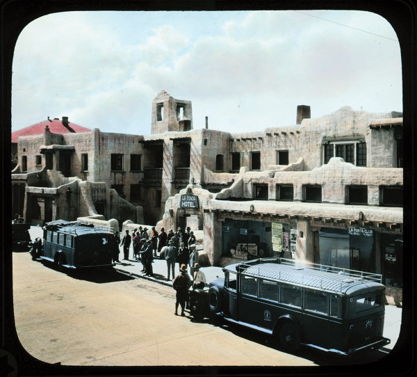 Indian Detours buses outside La Fonda Hotel, Santa Fe, New Mexico, ca. 1920. Courtesy Palace of the Governors Photo Archives (NMHM/DCA), neg. no. 014036.