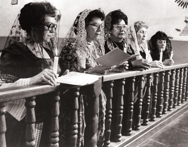 Worshippers at San Miguel Chapel, Santa Fe, New Mexico, ca. 1978. Courtesy The Santa Fe New Mexican Collection, Palace of the Governors Photo Archives (NMHM/DCA), neg. no. HP.2014.14.1346.