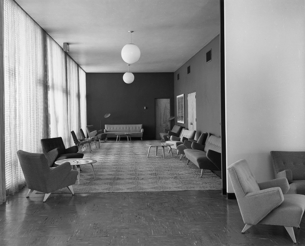 Lounge area, north wing, 1953. Photograph by Ernest Johanson. MOIFA image collection (AR.00009.3), Bartlett Library and Archives, Museum of International Folk Art. 