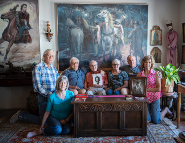 The Taylor family. Pat Taylor, Rosemary Taylor Stolberg (seated), Robert Taylor, J . Paul Taylor holding a photo of Mary Daniels Taylor,
Dolores Taylor, Mike Taylor, Mary Helen Taylor Ratje holding a photo of John Paul Taylor Jr., photographed in August 2018.
Photograph by Paul Ratje; courtesy the Taylor family.
