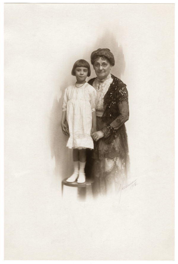 Portrait of Helen Greene
Blumenschein and Grandma Shepard
Greene, Brooklyn, New York, 1916.
Photograph by Wynn and Mersereau.
Courtesy the Helen Blumenschein
Collection, Palace of the Governors
Photo Archives (NMHM/DCA),
neg. no. PAAC008.004.