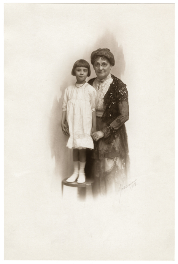 Portrait of Helen Greene Blumenschein and Grandma Shepard Greene, Brooklyn, New York, 1916. Photograph by Wynn and Mersereau. Courtesy the Helen Blumenschein Collection, Palace of the Governors Photo Archives (NMHM/DCA), neg. no. PAAC008.004.