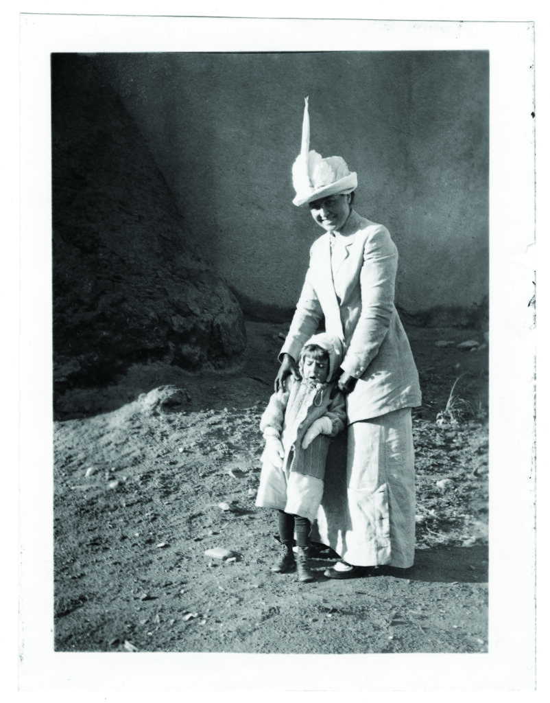 Helen and Mary Greene Blumenschein at San Francisco de Asís
Mission Church, Ranchos de Taos, New Mexico, 1913. Courtesy the Helen
Blumenschein Collection, Palace of the Governors Photo Archives (NMHM/
DCA), neg. no. PAAC008.001.