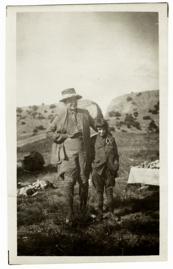 Mary and Helen Greene Blumenschein camping near Kewa Pueblo (Santo Domingo Pueblo), 1919. Courtesy the Helen Blumenschein Collection, Palace of the Governors Photo Archives (NMHM/DCA), neg. no. PAAC008.002.