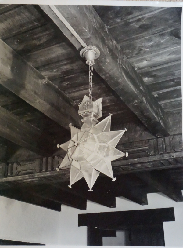 Pendant ten-point "star" lighting fixture of John Gaw Meem design, ca. 1935.
Woodman's innate and accomplished capacity to interpret established Mexican,
Spanish, and North African styles of lighting fixtures is evident in this
masterwork. It hangs in an unidentified interior. Photograph by Wyatt Davis.