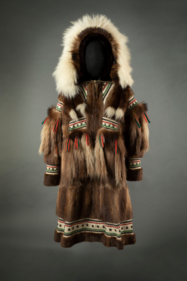 Esther Norton (Iñupiaq), Qusru aq (parka), 1985, Qikiqta ruk (Kotzebue), Alaska. Muskrat belly, calfskin, wolverine fur, beaver fur, wolf fur, cloth,
beads. 57 ½ × 39 in. Anchorage Museum Collection, 1986.6.1. Photograph by Chris Arend.