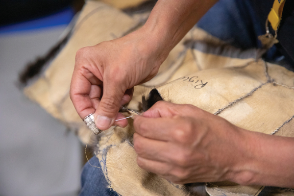 Jenny Irene Miller, Bobbie Gomez sewing,
Qat ut: Northwest Arctic Trade Fair, Qikiqta ruk (Kotzebue), 2019.