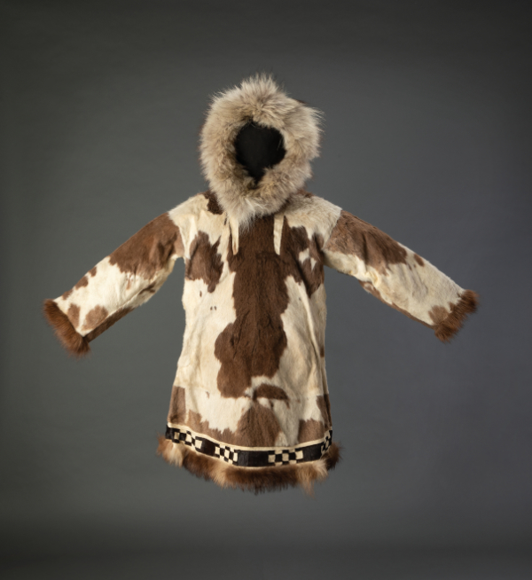 Iñupiaq or Yup’ik ancestor artist, Qusru aq (parka), ca. 1960. Reindeer fur, wolf fur, beaver fur, calfskin, cotton, cotton thread. 56 ¼ × 45 in.
Anchorage Museum Collection, gift of Fred and Sara Machetanz, 1991.56.5. Photograph by Chris Arend.