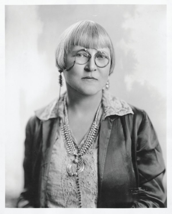 Ina Sizer Cassidy in Paris, 1926. Photograph by Lumiere Studio.
Courtesy Palace of the Governors Photo Archives (NMHM/DCA), neg. no.
091561.