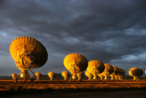 The National Science Foundation’s Very Large Array radio telescope near
Socorro is perhaps the world’s most sophisticated radio receiver. Photograph by
Andrew Clegg, U.S. National Science Foundation.